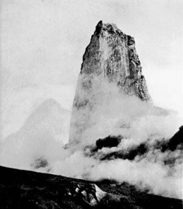 Foto2 . La spina, con un diametro di 100 metri e 300 metri di altezza, formatasi durante l'eruzione del 1902 del monte Pelée.