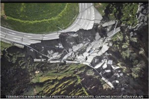 Figura 3: Movimenti franosi provocati dalla sequenza sismica in Giappone ( Foto Gallery RAINEWS http://www.rainews.it) 