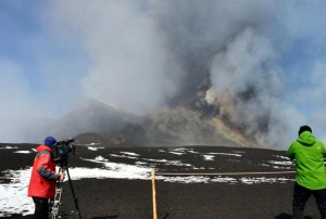 Figura 3 – 15 Novembre 2011: il Nuovo Cratere di Sud-Est erutta fragorosamente, producendo l’ennesima “fontana di lava”. Il nuovo cratere sommitale si accresce sul fianco orientale di quello “vecchio”, che rimane inattivo, visibile nella fotografia a sinistra. Foto di Marco Neri.