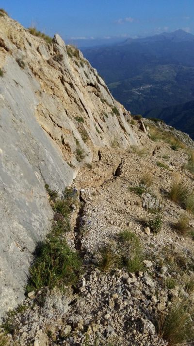 Frattura cosismica alla base del piano di faglia sul Monte Vettoretto.