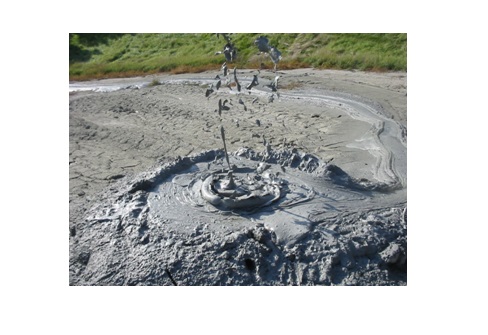 Emissione di metano da un vulcano di fango in Italia (Regnano; foto di G. Etiope, INGV). I vulcani di fango sono una delle fonti geologiche principali di metano per l’atmosfera. (Etiope G., 2015. Natural Gas Seepage. The Earth’s hydrocarbon degassing. Springer, pp. 199)