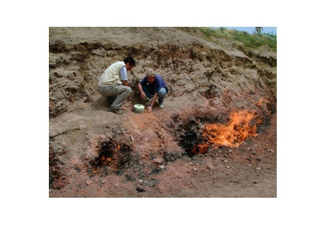 Misurazioni del flusso di metano da una emissione naturale di gas dalle rocce, lungo una faglia tettonica in Azerbaijan (foto di L. Innocenzi, INGV, 2003).