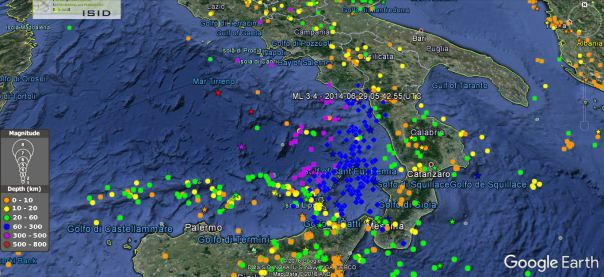 Epicentri dei terremoti del Tirreno e dell’Appennino meridionale dal 1 gennaio 2010 a oggi. L’epicentro dell’evento del 28 ottobre 2016 alle ore 22:02 italiane (magnitudo 5.7) è la stella viola al centro del mar Tirreno. I simboli blu, viola e rossi indicano i terremoti più profondi della regione, mentre quelli gialli e arancio sono i terremoti crostali (profondità inferiori a 20 km).