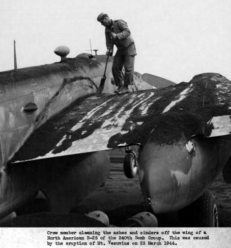 Eruzione 1944 - Un soldato spazza la cenere dall'aereo