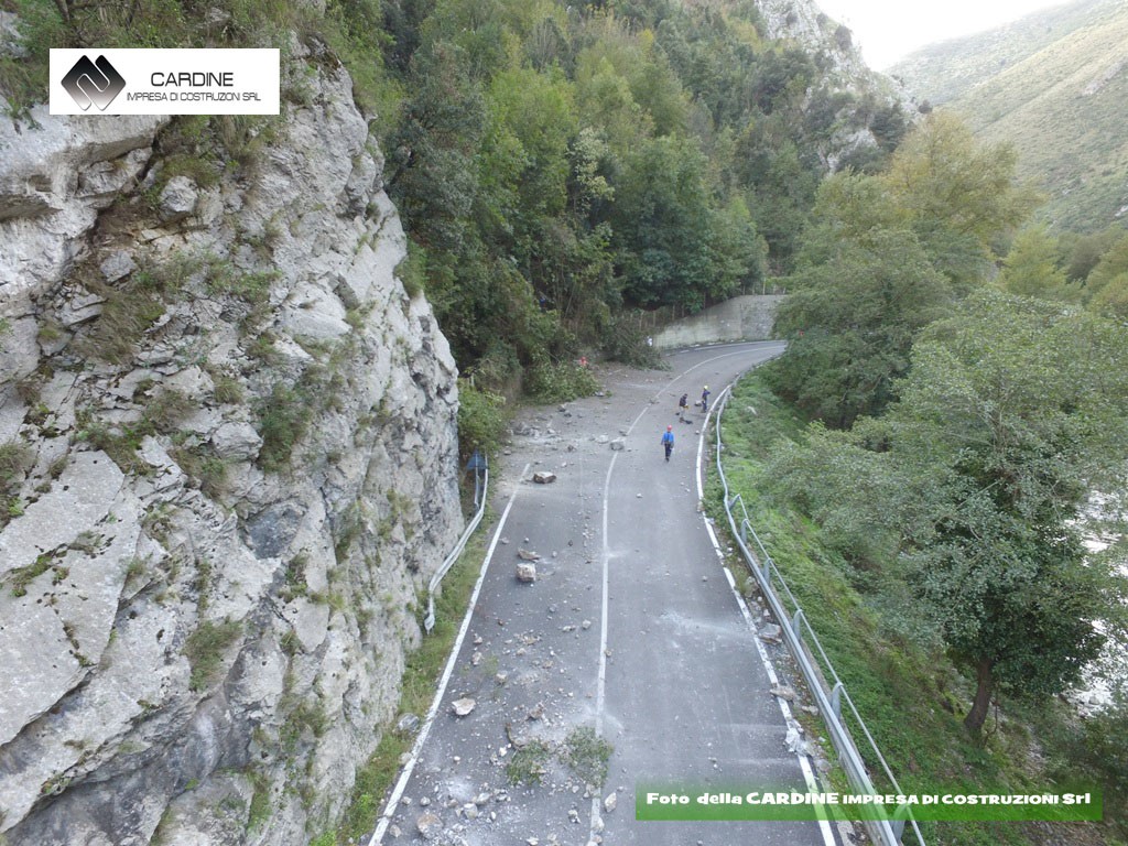 FOTO 1, Frana in roccia, foto della CARDINE SRL LAVORI IN QUOTA, lavori di consolidamento STRADA MINGARDINA (Centola, Cilento, Campania)