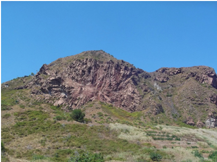 Fig. 2- Uno dei duomi di Monte Lentia nel settore nordoccidentale dell’isola lungo il bordo della caldera La Fossa. Le lave fratturate radialmente hanno una composizione riolitica e trachitica. (Foto di Guglielmo Manitta)