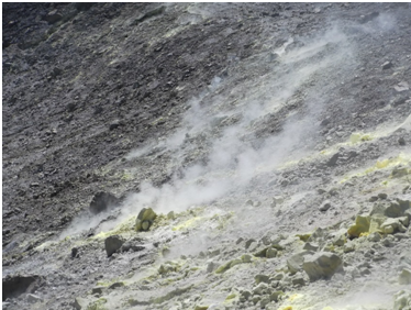 Fig. 7-Parete interna del cratere La Fossa con l’attività fumarolica e i depositi di zolfo. (Foto di Guglielmo Manitta)