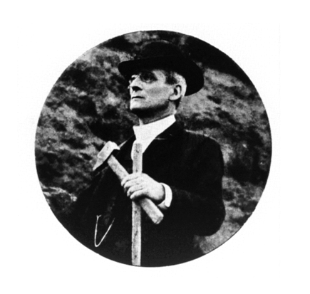 Giuseppe Mercalli (1850-1914) sul Vesuvio poco prima della morte. Fotografia pubblicata nel necrologio di Emilio Oddone (L’opera del prof. Giuseppe Mercalli per la vulcanologia e la sismologia, Modena, 1914). 