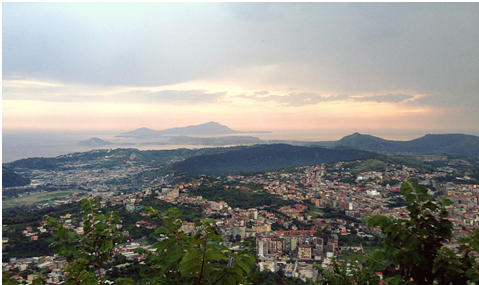 Panorama della caldera dei Campi Flegrei visto dalla Collina dei Camaldoli (foto di Roberto Isaia, INGV-OV).