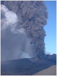 Foto 2 - Eruzione dell’Etna del novembre 2002: dopo forti esplosioni come questa, spesso il pennacchio di cenere raggiunge la città di Catania.