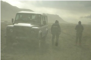 Foto 3 - Islanda, eruzione dell’Eyjafjallajökull, maggio 2010: campionamento della cenere ai piedi del vulcano. I ricercatori sono avvolti dalla cenere fine in sospensione nell'aria.