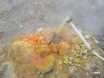 Figura 2: la Bocca Grande, una delle fumarole della Solfatara che testimonia l’attività del vulcano