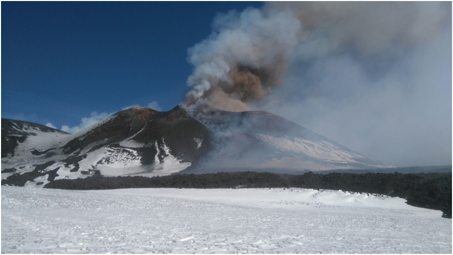Il Cratere di Sud-Est dell'Etna in eruzione e la colata lavica da esso scaturita nel corso dell'intensa attività esplosiva iniziata nel tardo pomeriggio di ieri