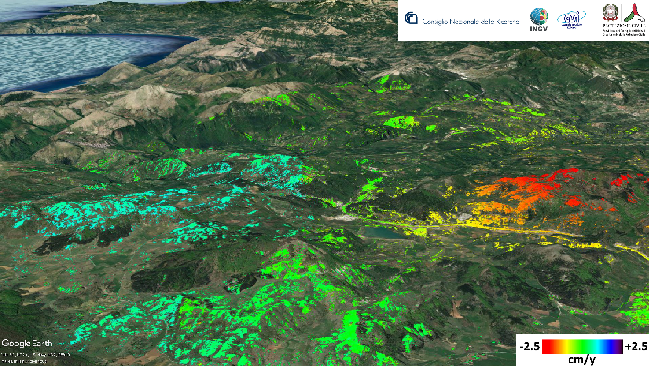 Figura 2 – Mappa della velocità di deformazione del suolo nella zona del Pollino tra il2012 e il 2014. I punti colorati rappresentano le misure radar effettuate dal satellite. Le zone in verde sono ferme; quelle in rosso si allontanano dal satellite con una velocità media di circa 2.5 cm all’anno; le zone in azzurro si avvicinano al satellite con velocità media di circa 1.5 cm all’anno. 