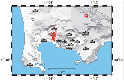 Fig.1 - Mappa dei Campi Flegrei con indicazione delle stazioni sismiche utilizzate (triangoli neri), la stazione meteorologica PLC (rombo verde) e quella di deformazione RITE (quadrato verde) che hanno fornito i dati di confronto, e localizzazione dello sciame sismico di fine settembre 2012, dopo il quale si osserva una variazione significativa della velocità sismica.