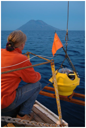 Foto 4 – Fase di rilascio di un OBS (Ocean-Bottom Seismometers)