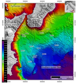 Figura 1: Mappa batimetrica dell'area oggetto di studio e posizioni degli 8 Ocean Bottom Seismometers and Hydrophones (OBS/H), dei 2 moduli geochimici multiparametrici (GeoC) e delle carote prelevate a fondo mare  