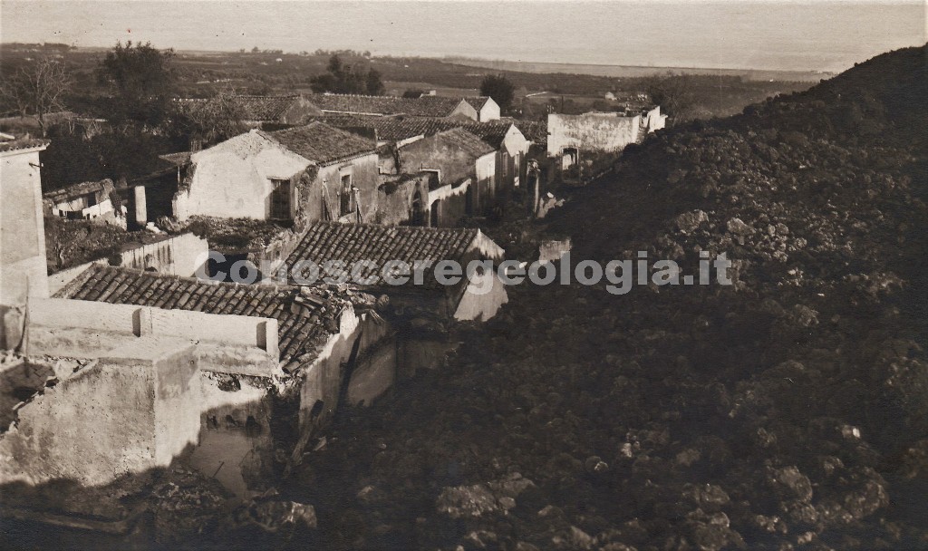 Fig. 2 - Alcune delle abitazioni rimaste illese dall'avanzata della colata lavica. Cartolina postale del fotografo Francesco Galifi. (Collezione privata)