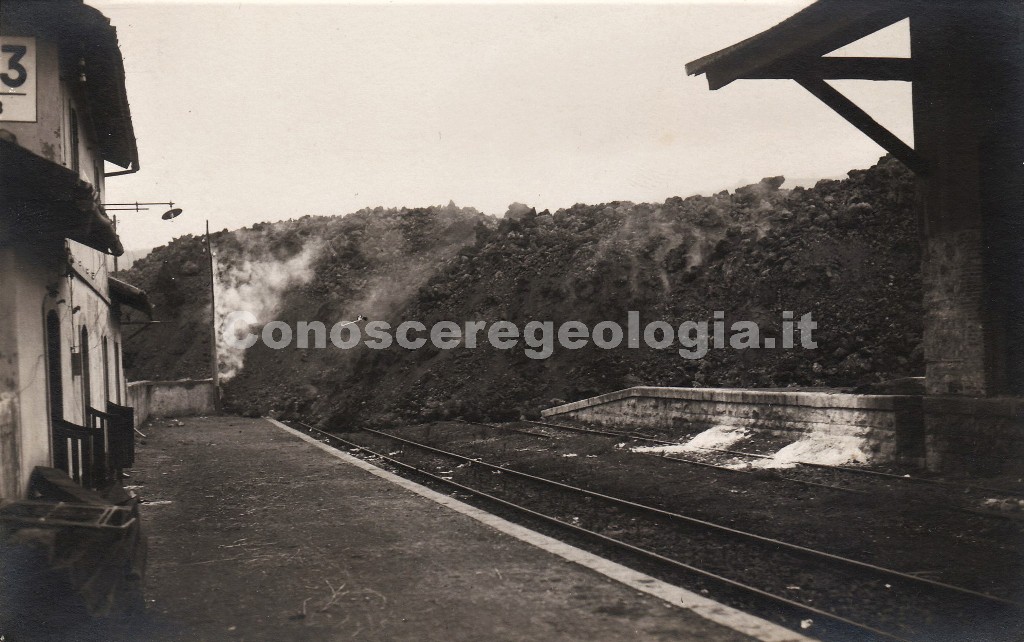 Fig. 3 - La colata lavica l'11 novembre prima di distruggere la stazione ferroviaria di Mascali. Cartolina postale del fotografo Francesco Galifi. (Collezione privata)