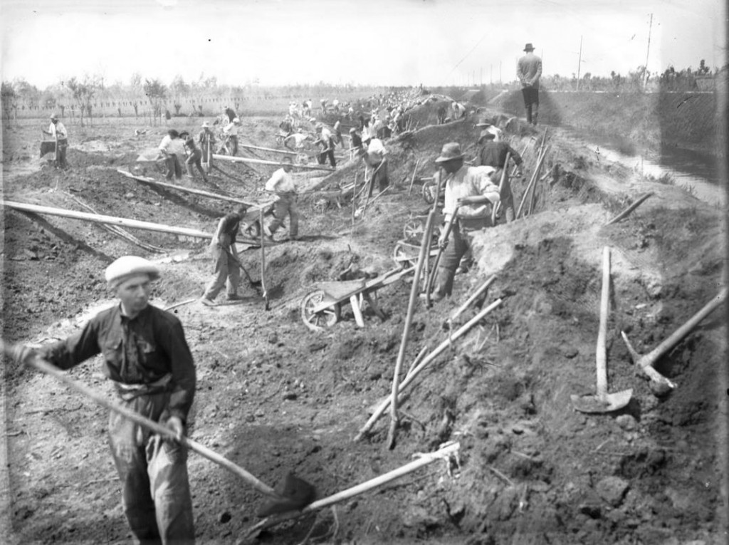 Scarriolanti impiegati durante lavori di ricostruzione arginale, 1927 - Consorzio di Bonifica Adige-Euganeo.