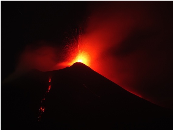 Fig. 3 - Attività stromboliana al Nuovo Cratere di Sud-Est dell’Etna ed emissione di colate di lava verso est (a sinistra) e verso Nord (a destra), poco prima di mezzanotte del 23 agosto 2018. Foto di Boris Behncke, INGV-Osservatorio Etneo. 