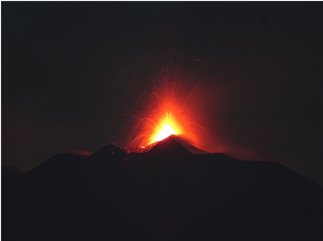 Fig. 1 - Attività stromboliana al Nuovo Cratere di Sud-Est dell’Etna alle ore 04:40 locali del 24 agosto 2018, vista da sud. Foto di Boris Behncke, INGV- Osservatorio Etneo. 