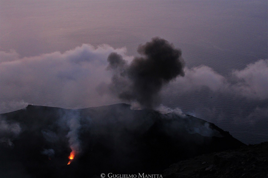 La terrazza craterica dello Stromboli con le sue bocche. (foto di Guglielmo Manitta)