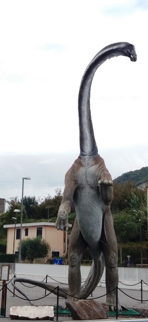 Diplodocus Longus all'esterno del Centro Commerciale