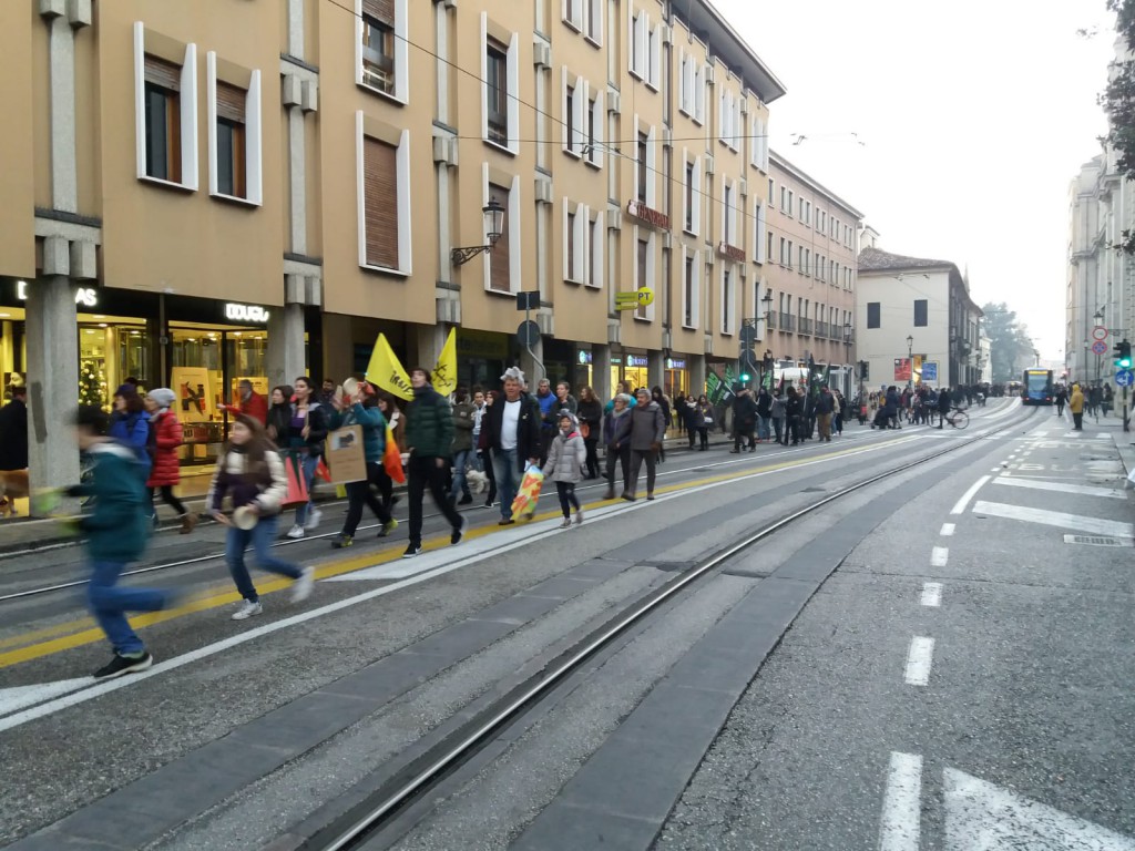 Il corteo della "Marcia mondiale per il clima" lungo Riviera dei Ponti Romani (Padova)
